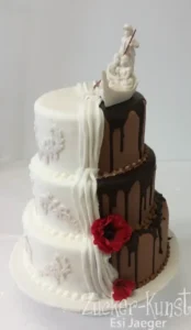 Dreistöckige Hochzeitstorte Hälfte-Hälfte: mit weißer Fondant-Seite, Schokoladen-Drip und romantischem Brautpaar-Topper. Zucker-Kunst Esi Jaeger.