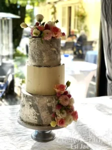 Dreistöckige Hochzeitstorte mit silbernem, texturiertem Fondant und zarten, frischen Rosen in Pink und Weiß. Edle Vintage-Optik. Zucker-Kunst Esi Jaeger.