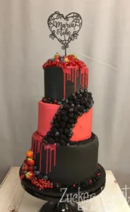 Hochzeitstorte im Gothic-Stil mit schwarzen Beeren