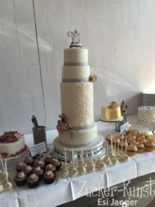 Fünfstöckige Hochzeitstorte bei Hochzeitslocation