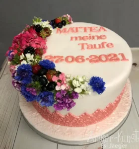 Runde weiße Tauftorte Mädchen mit bunter Blumen- und Beeren-Garnitur, personalisiert mit Name und Datum.