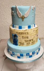Dreistöckige Tauftorte in Blau und Gold mit Engelsflügeln sowie Kreuz.