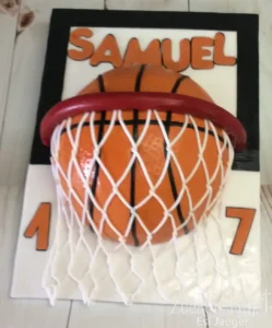 Ausgefallene 3D Basketball Torte mit Korb und Netz, personalisiert mit dem Namen Samuel.