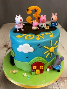 Kinder-Thementorte mit einem Haus, Sonne, Wolken und verschiedenen Tierfiguren, ideal für einen Jungen.