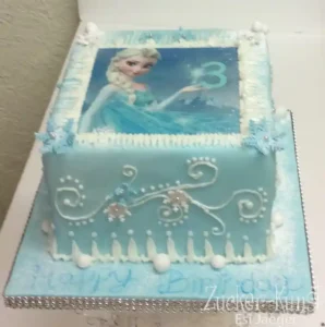 Zweistöckige Eiskönigin Torte in Blau-Weiß mit Elsa-Motiv und der Zahl 3, dekoriert mit Eiskristallen.