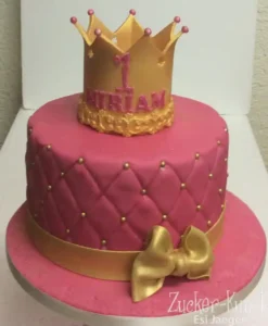 Zweistöckige pinke Prinzessin Torte mit goldener Krone, Stepp-Optik und personalisiertem Namen Myriam.