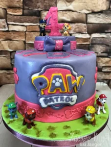 Runde PAW Patrol Torte mit Skye-Figur, lila Schleife und großem Logo, perfekt für den 4. Geburtstag.