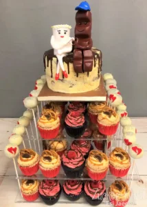 Kombi-Hochzeitstorte: Drip Cake mit Cupcakes und Cake Pops auf einer Etagere, dekoriert mit Figurenpaar aus Zucker.
