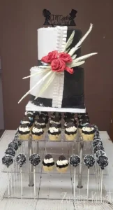 Extravagante Kombi-Hochzeitstorte im Schwarz-Weiß-Design. Mit roten Rosen, Federn und passenden Cupcakes sowie Cake Pops.