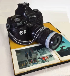 Motivtorte Kamera zum 60. Geburtstag mit essbaren Fotos.
