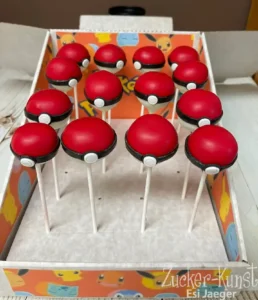 Pokeball Cake Pops im thematischen Display-Karton, perfekt für einen Pokémon Kindergeburtstag