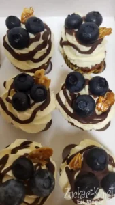 Cupcakes Stuttgart: Blaubeer-Cupcakes mit Sahne und Schoko-Topping bestellen.