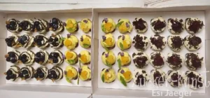 Cupcakes Stuttgart: Kirsch-Schoko- und Mango-Cupcakes mit Blüten-Deko bestellen.