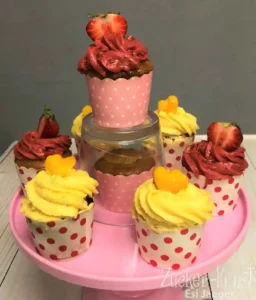 Cupcakes Stuttgart: Rosa und gelbe Cupcakes mit Erdbeeren und Herzdeko.