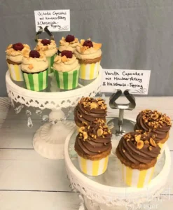 Schoko- und Vanillecupcakes mit Himbeerfüllung und verschiedenen Toppings.