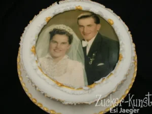 Fototorte: Torte mit Bild eines alten Hochzeitsfotos, umrandet von Zuckerrosen.