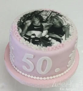 Fototorte: Torte mit Bild eines Schwarz-Weiß-Fotos und pinkem Fondant zum 50.