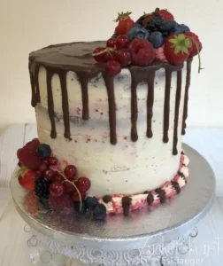 Geburtstagstorte Frau: Naked Drip Cake mit Schokolade und frischen Beeren.