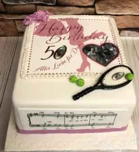 Ausgefallene Geburtstagstorte Frau: Tennis- und Musik-Thema zum 50. Geburtstag.
