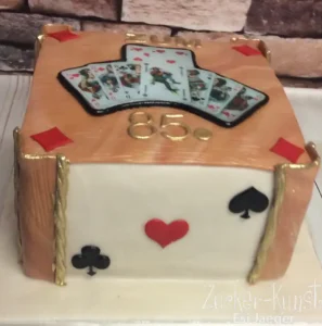 Ausgefallene Geburtstagstorte für eine Frau: Kartenspiel-Design zum 85. Geburtstag.