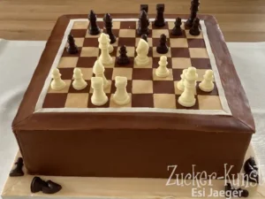 Ausgefallene Geburtstagstorte für Männer: Torte als Schachbrett mit Schokoladenfiguren.