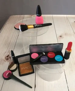 Geburtstagstorte Teenager: Zuckerfiguren-Set in Form von Kosmetik und Make-up.