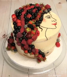 Geburtstagstorte Teenager: Design mit gezeichnetem Gesicht und Beeren als Haar-Deko.