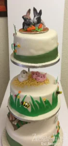 Vegane Torte mit verschiedenen Zuckerfiguren.