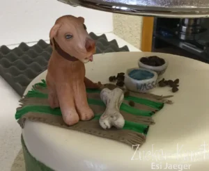 Hund aus Zucker mit Knochen und Futternapf und Wassernapf.