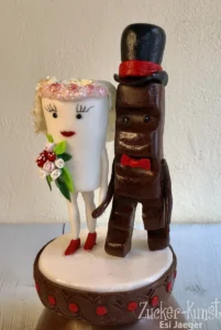 Einzigartige Zuckerfiguren: Süßigkeiten-Brautpaar als Torten-Topper, Braut aus Marshmallow-ähnlichem Charakter und Bräutigam aus Schokoriegel. Handmodelliert.