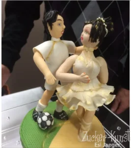 Zuckerfiguren: Individueller Torten-Topper mit Fußballspieler und Balletttänzerin. Modelliert für eine gemischte Hobby-Hochzeit.