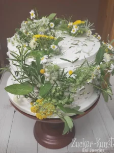 Einstöckige vegane Hochzeitstorte mit essbaren Kräutern