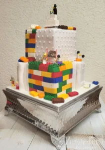 Zweistöckige Hochzeitstorte mit essbaren Lego-Elementen