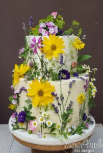 Zweistöckige Hochzeitstorte, köstlich verziert mit verschiedenen essbaren Blumen