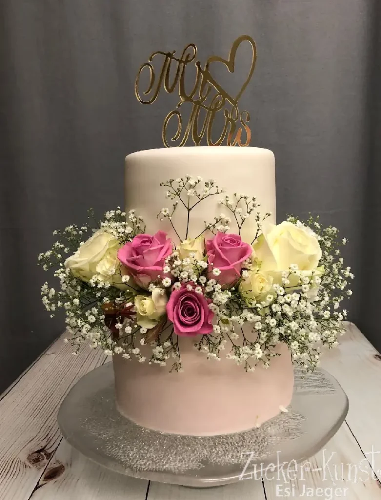 Zweistöckige Hochzeitstorte mit natürlichen Blumen