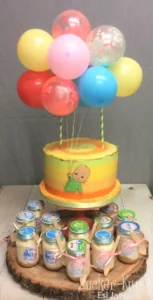 Bunter Kuchen für Mädchen mit bunten Ballons und Gläschen-Deko