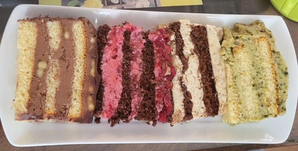 Verschiedene Füllungen zur Vorverkostung einer Hochzeitstorte serviert