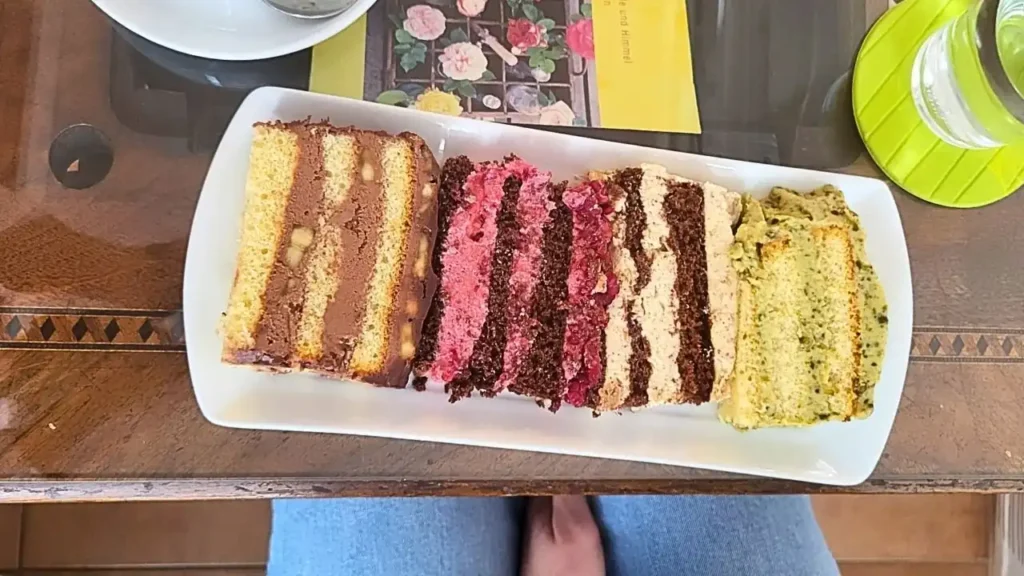 Tortenfüllungen einer Hochzeitstorte zur Verkostung