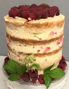 Zuckerfreie, vegane Torte mit frischen Erdbeeren