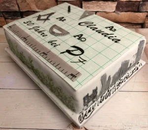 Torte zum 30. Dienstjubiläum im Design eines Zeichenbretts mit Lineal, Zirkel und Geodreieck.